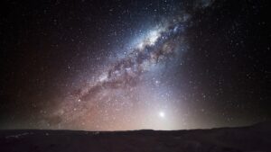 La BBC ha destacado recientemente al Desierto de Atacama como uno de los cinco lugares más destacados del mundo para el turismo nocturno. Ubicado en el norte de Chile, el desierto de Atacama es conocido por ser el lugar más árido de la Tierra, con elevaciones impresionantes y una media de 300 noches despejadas y sin nubes al año.